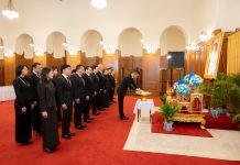 เมืองไทยประกันชีวิต นำคณะผู้บริหารลงนามถวายความอาลัย และถวายสักการะเบื้องหน้า พระฉายาลักษณ์ สมเด็จพระนางเจ้าสิริกิติ์ พระบรมราชินีนาถ พระบรมราชชนนีพันปีหลวง