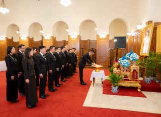 เมืองไทยประกันชีวิต นำคณะผู้บริหารลงนามถวายความอาลัย และถวายสักการะเบื้องหน้า พระฉายาลักษณ์ สมเด็จพระนางเจ้าสิริกิติ์ พระบรมราชินีนาถ พระบรมราชชนนีพันปีหลวง