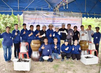 สำนักงานประมงจังหวัดนนทบุรี ร่วมกับ กลุ่มอนุรักษ์สัตว์น้ำตำบลศาลากลางปลายบาง เดินหน้า “ลงแขกลงคลอง” กำจัดปลาหมอคางดำ พร้อมแปรรูปทำน้ำปลา เพิ่มคุณค่าและสร้างประโยชน์แก่ชุมชน