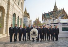 มูลนิธิป่อเต็กตึ๊ง นำคณะกรรมการมูลนิธิฯ และหน่วยงานในเครือ เข้าวางพวงมาลาและกราบถวายบังคมพระบรมศพสมเด็จพระนางเจ้าสิริกิติ์ พระบรมราชินีนาถ พระบรมราชชนนีพันปีหลวง ด้วยสำนึกในพระมหากรุณาธิคุณอันหาที่สุดมิได้ ณ พระที่นั่งดุสิตมหาปราสาท ในพระบรมมหาราชวัง