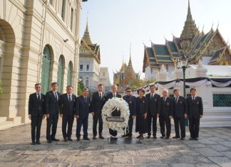 มูลนิธิป่อเต็กตึ๊ง นำคณะกรรมการมูลนิธิฯ และหน่วยงานในเครือ เข้าวางพวงมาลาและกราบถวายบังคมพระบรมศพสมเด็จพระนางเจ้าสิริกิติ์ พระบรมราชินีนาถ พระบรมราชชนนีพันปีหลวง ด้วยสำนึกในพระมหากรุณาธิคุณอันหาที่สุดมิได้ ณ พระที่นั่งดุสิตมหาปราสาท ในพระบรมมหาราชวัง