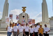 ”พรรคไทยชนะ” แสดงจุดยืนการเมืองใสสะอาดที่อนุสาวรีย์ประชาธิปไตยซึ่งเป็นสัญลักษณ์ของระบอบประชาธิปไตย โดยจัดกิจกรรม “กวาดล้างการเมืองสกปรกให้หมดสิ้นไปจากประเทศไทย”