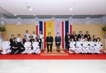 พระบาทสมเด็จพระเจ้าอยู่หัว และสมเด็จพระนางเจ้า ฯ พระบรมราชินี เสด็จพระราชดำเนินไปทรงเปิดพระราชานุสาวรีย์ สมเด็จพระมหิตลาธิเบศร อดุลยเดชวิกรม พระบรมราชชนก ประทับคู่ สมเด็จพระศรีนครินทราบรมราชชนนี ณ โรงพยาบาลศูนย์การแพทย์มหาวิทยาลัยแม่ฟ้าหลวง จังหวัดเชียงราย